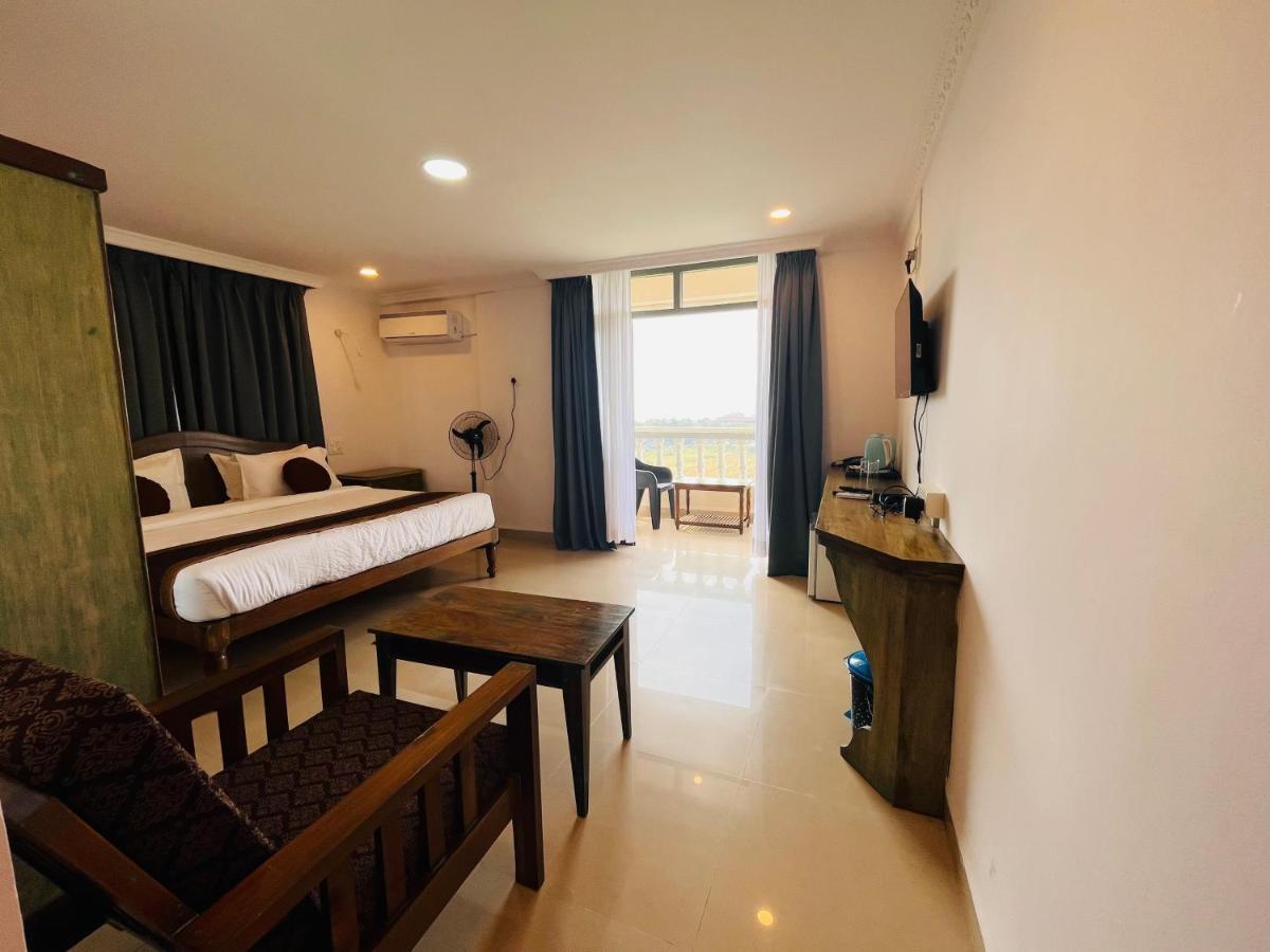 Nagas Hotel Satyavati Morjim Zewnętrze zdjęcie